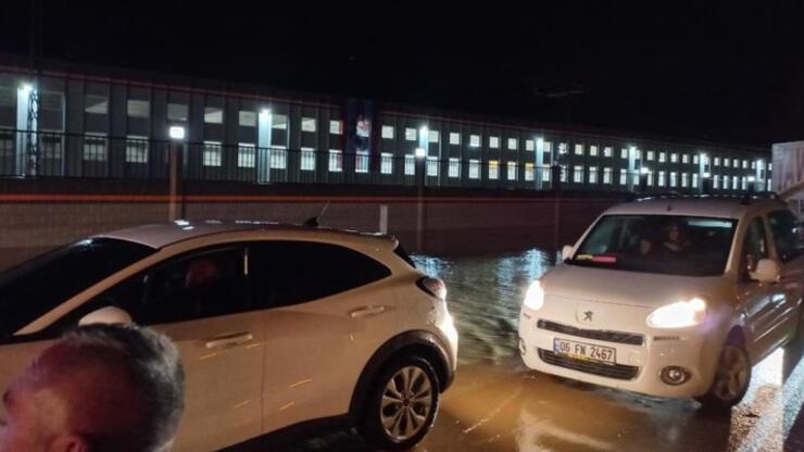 Afyonkarahisar-Ankara karayolu sel baskını sebebiyle ulaşıma kapandı