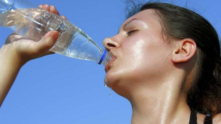 Sıcak havalarda vücudu susuz bırakmayın