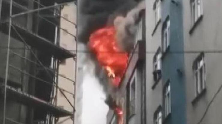 Esenler'de 4 katlı binanın çatısında çıkan yangın alt kata sıçradı