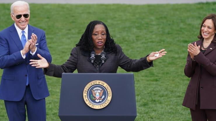 ABD Yüksek Mahkemesi’nin ilk siyahi kadın yargıcı yemin etti