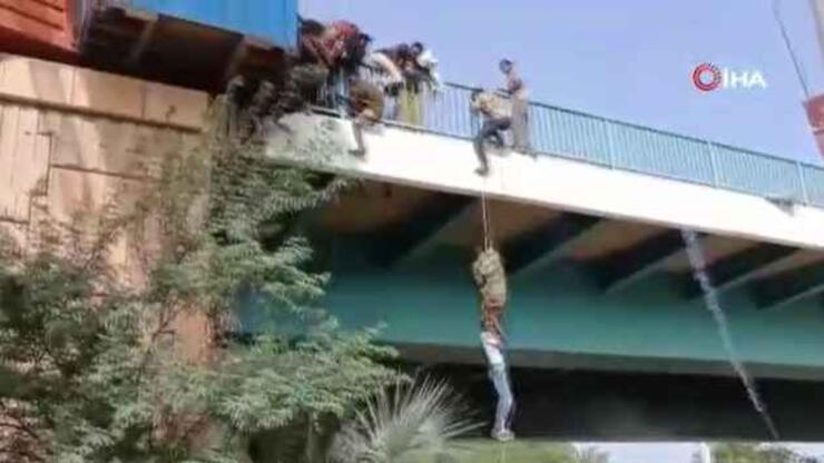 Sudan’da polisten kaçan göstericiler iple köprüden atladı