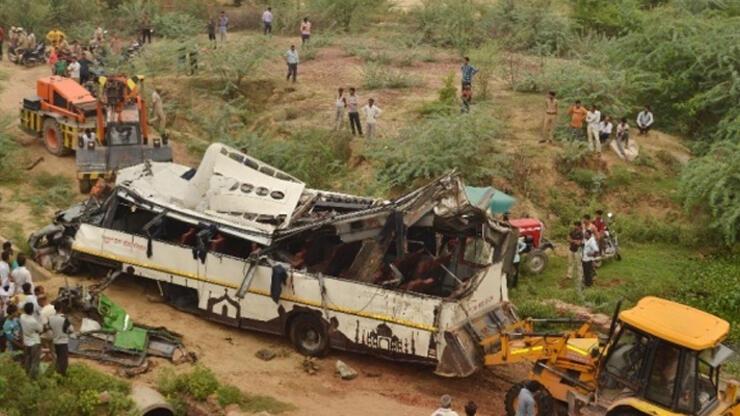 Hindistan’da yolcu otobüsü şarampole yuvarlandı