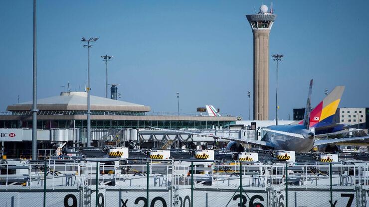 Fransa'da havaalanında bıçaklı saldırgan alarmı: Polis vurarak etkisiz hale getirdi