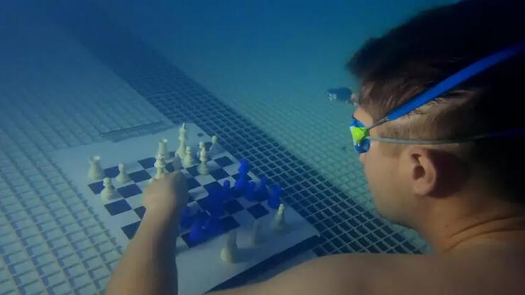 Su altında satranç şampiyonası: Hamle yapmadan nefes almak yok