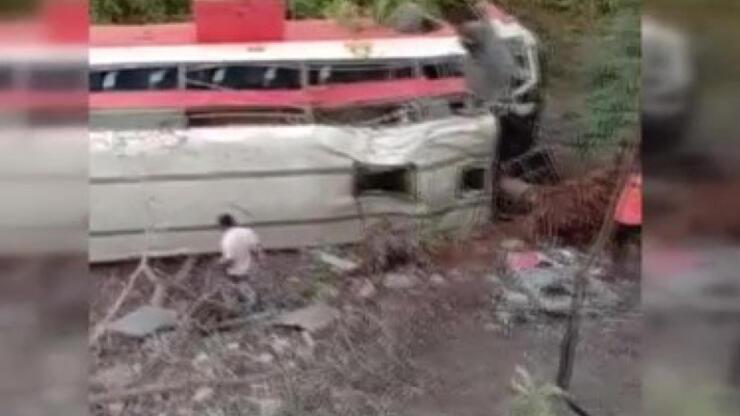 Hindistan'da güvenlik güçlerini taşıyan otobüs nehre düştü: 7 ölü, 32 yaralı