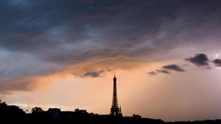 Paris’i şiddetli yağış ve fırtına vurdu