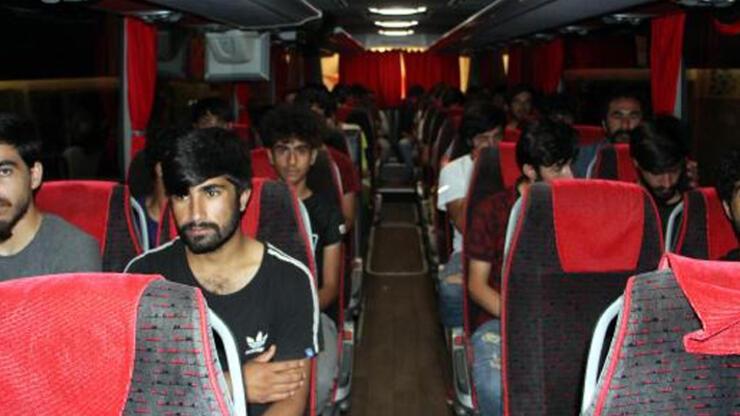 Edirne'den 227 Afgan göçmen, sınır dışı edilmek üzere İstanbul'a gönderildi