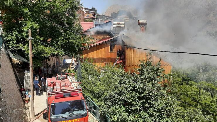 Erzincan'da ahşap evde çıkan yangın 4 eve daha sıçradı