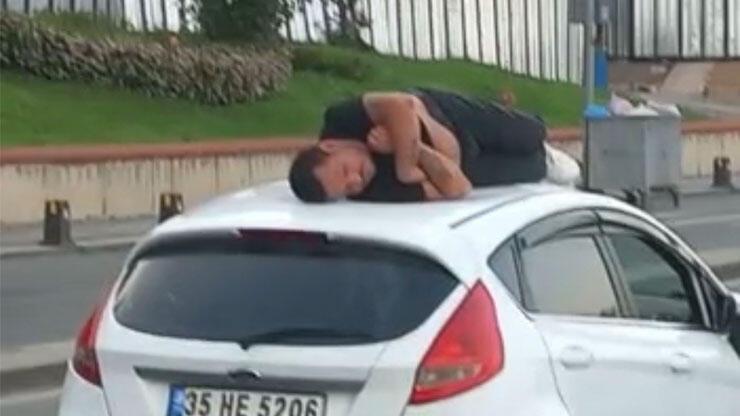 Üsküdar'da ilginç görüntü: Otomobilin üzerinde uyudu