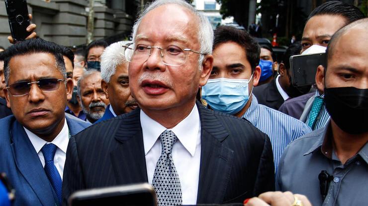 Malezya'da eski Başbakan Rezak'a verilen 12 yıl hapis cezası onaylandı