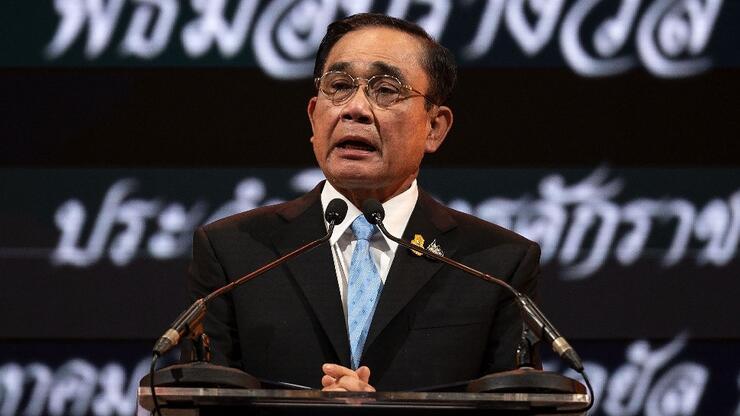 Tayland'da başbakan görevden uzaklaştırıldı
