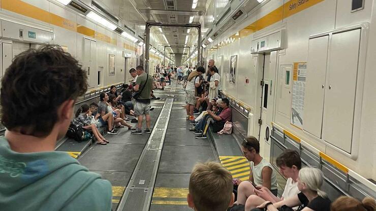 İngiltere yolcular Manş Tüneli'nde mahsur kaldı: "Felaket filminin içinde gibiydik"
