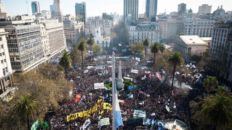 Arjantin'de binler suikast girişimini protesto etti