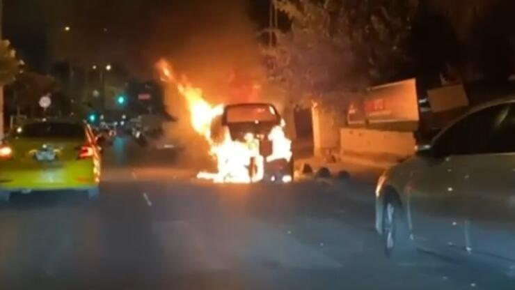 Gaziosmanpaşa'da park halindeki araç alev alev yandı