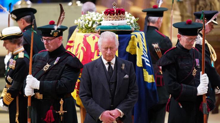 Kraliçe II. Elizabeth'in çocukları cenaze başında nöbet tuttu