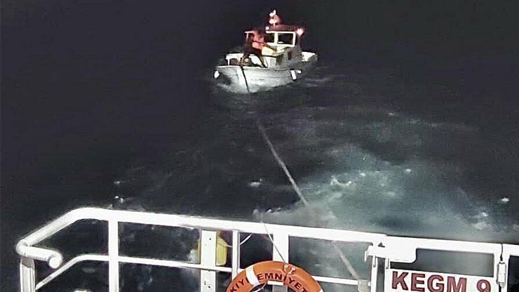 Çanakkale Boğazı'nda arızalanıp, sürüklenen tekne kurtarıldı