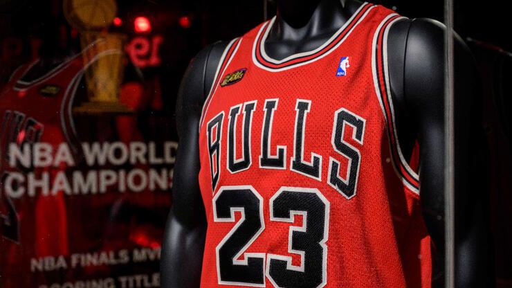 Michael Jordan'ın 23 numaralı Bulls forması rekor fiyata satıldı