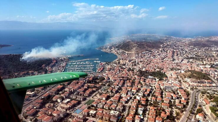 İzmir'in Çeşme ilçesinde orman yangını