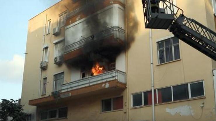 Sinir krizi geçirince balkonu yaktı, eşyaları sokağa fırlattı