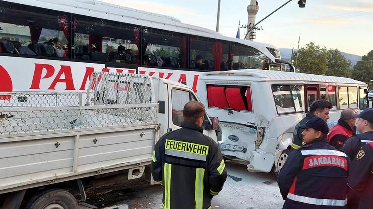 Kamyonet, kırmızı ışıkta bekleyen servis minibüsüne çarptı: 1 ölü, 6 yaralı  
