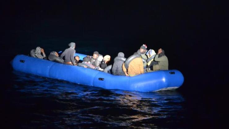 İzmir açıklarında 30 düzensiz göçmen kurtarıldı, 24 göçmen yakalandı