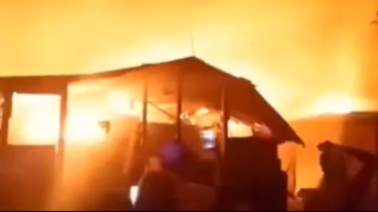Sri Lanka'nın başkenti Kolombo'da çıkan yangında 80 ev kül oldu
