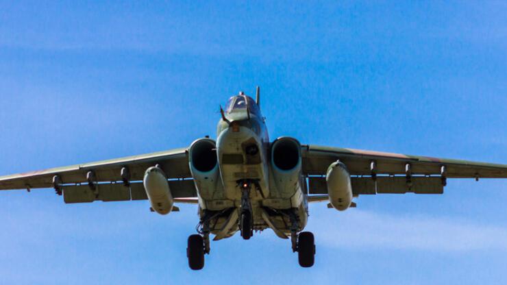Komşuda korkutan anlar: Su-25 tipi savaş uçağı düştü!