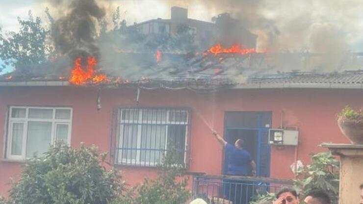 Üsküdar'da 2 katlı binanın çatısı alev alev yandı