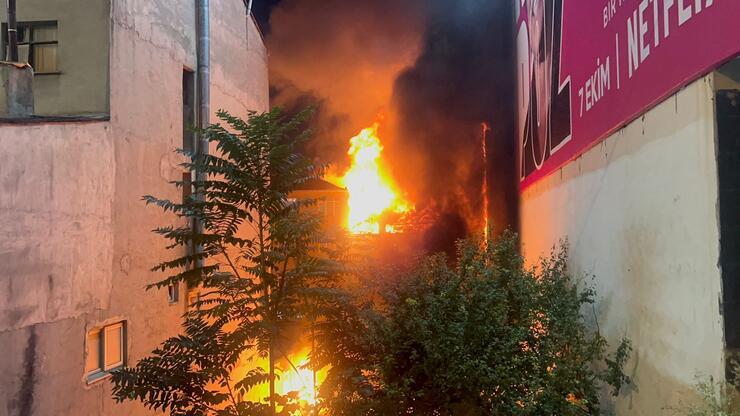 Son dakika: Kadıköy'de bir binada patlama