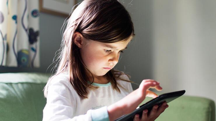 Gelişme çağındaki çocukların gözlerini bekleyen tehlike: Tablet ve telefon bağımlılığı