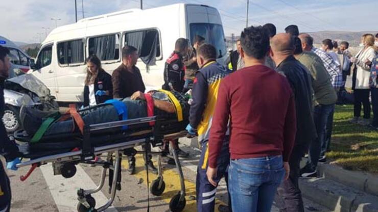 Ankara'da hafif ticari araç ile servis minibüsü çarpıştı: 8 yaralı