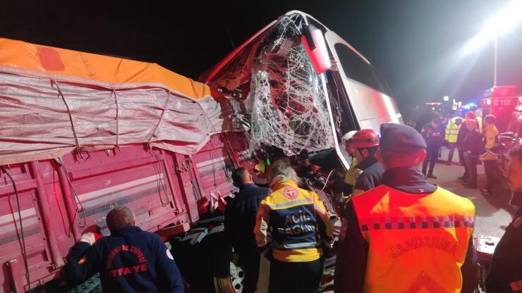 Yolcu otobüsüyle kamyon çarpıştı: 2 ölü 20 yaralı 