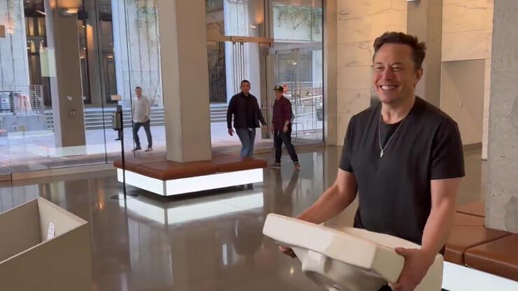 Elon Musk'tan Twitter binasına çıkarma! Elinde lavaboyla girdi - Dünya Haberleri