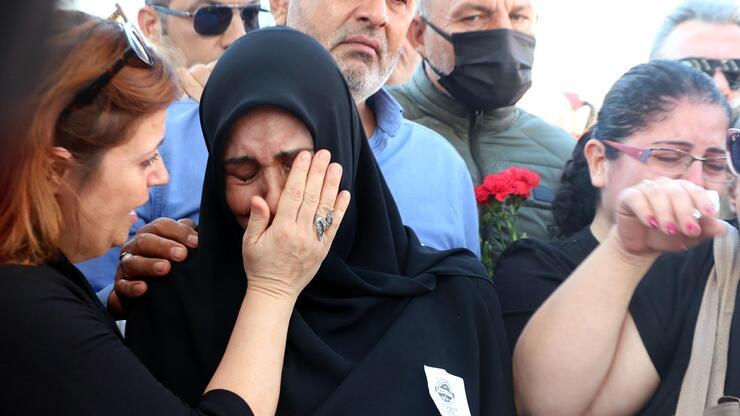 İzmir'de depremin 2'nci yıl dönümünde, hayatını kaybedenler anıldı
