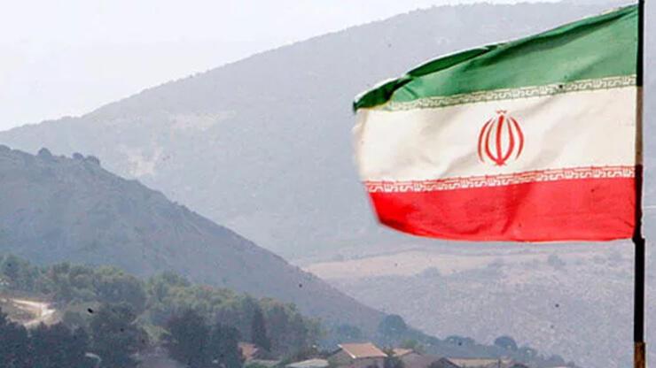 İran “Kaim-100” adlı uydu taşıyıcı roketini fırlattı
