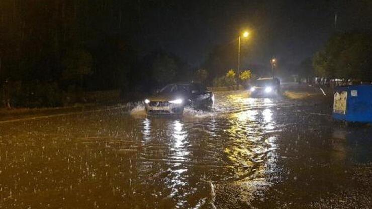 Bodrum'da sağanak; cadde ve sokaklar suyla doldu, sürücüler zor anlar yaşadı