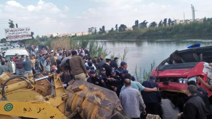 Mısır'da su kanalına düşen otobüste can kaybı 24'e yükseldi