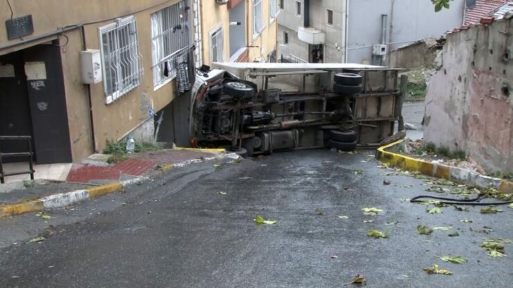 Beyoğlu'nda yokuş aşağı kayan kamyon binaya çarptı