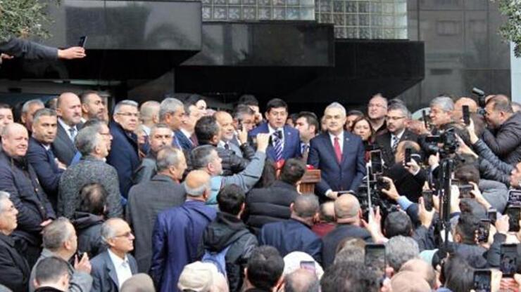 AK Parti'ye geçen Nazilli Belediye Başkanı Özcan'ı vatandaşlar karşıladı