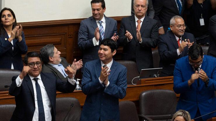 Peru Cumhurbaşkanı Castillo, hükümeti devirmeye çalışmakla suçladığı Kongre'yi feshetti