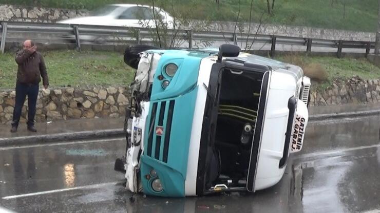 İzmir'de minibüs devrildi: Yaralanan sürücü hastaneye kaldırıldı