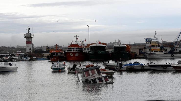 Tekirdağ'da kuvvetli rüzgâr: Eğitim uçuşlarına ara verildi, tekne battı