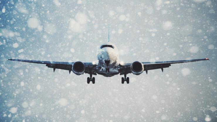 İngiltere'de uçuşlara kar engeli