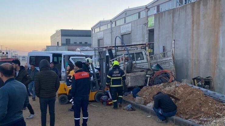 Gaziantep'te servis minibüsü, kamyonete çarptı: 2 işçi öldü