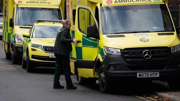 İngiltere'de ambulans çalışanları da grevde: "Sadece öleceğinizi düşündüğünüzde 999'u arayın"