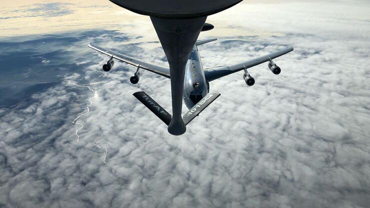 NATOâ€™ya ait E-3A AWACS uÃ§aÄŸÄ±na yakÄ±t ikmali