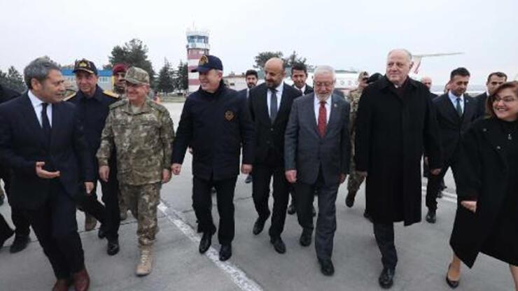 Bakan Akar beraberindeki komutanlarla Gaziantep'e geçti