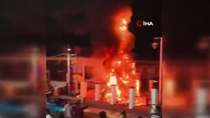 Meksika’da şehir merkezinde bulunan 9 metrelik Noel ağacı yandı