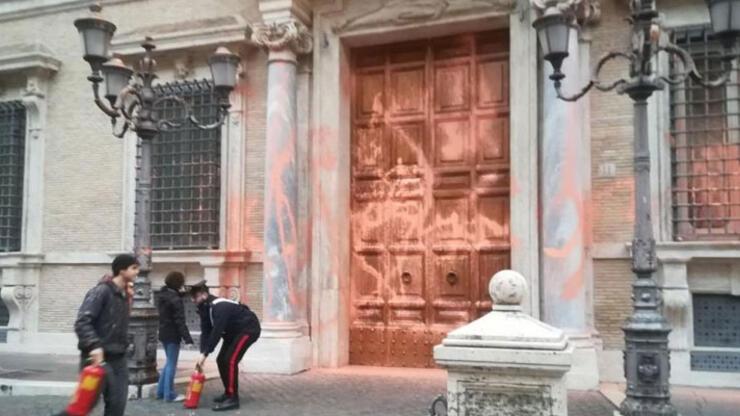 İtalya’da iklim aktivistlerinden Senato binasına boyalı saldırı: 5 gözaltı
