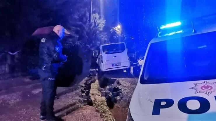 İzmir’i sağanak vurdu! Polis aracı çöken yolun içine düştü